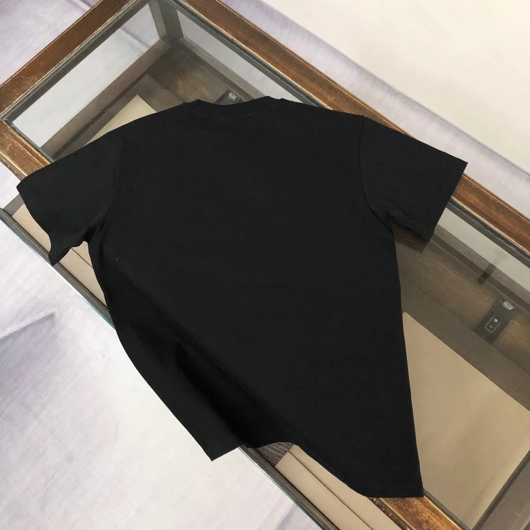 P180 Stone Island Stone Island 2025 latest T-shirt, couple style ~ Original order, stylish and casual short T-shirt, specially made of customized cotton fabric ~ Cotton T-shirt ~ Pre-washed to prevent deformation and shrinkage problem, more comfortable and breathable on the body ~ All available from stock ~ Unique design style, trendy must-have item, complete with three standards 👍 Color: black/white Size: S M L XL (larger version, please indicate your height and weight when placing an order)